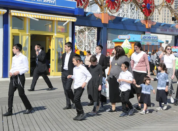 布鲁克林 2019年4月23日 犹太正统家庭在纽约布鲁克林康尼岛逾越节期间享受户外 — 图库照片