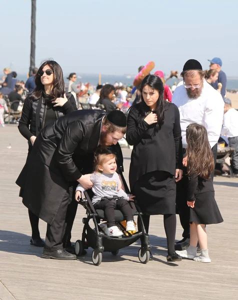 Brooklyn New York April 2019 Jewish Orthodox Family Enjoy Outdoors — Stock Photo, Image