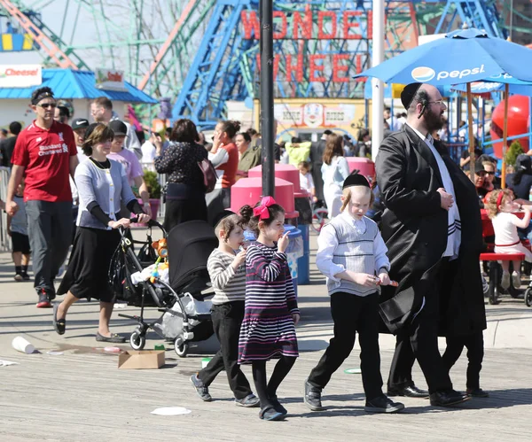 Brooklyn New York April 2019 Jewish Orthodox Family Enjoy Outdoors — Stock Photo, Image