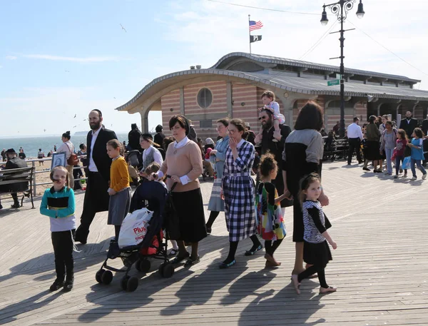 Brooklyn New York April 2019 Jewish Orthodox Family Enjoy Outdoors — Stock Photo, Image