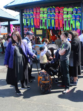 Brooklyn, New York - 23 Nisan 2019: Yahudi ortodoks ailesi Brooklyn, New York'taki Coney Island Luna Park'ta Hamur Burada Hamur Burada