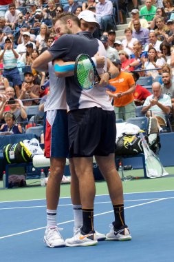New York - 7 Eylül 2018: 2018 ABD Açık erkekler çiftler şampiyonu Mike Bryan (L) ve ABD'li Jack Sock, Billie Jean King Ulusal Tenis Merkezi'ndeki final maçının ardından zaferi kutladılar