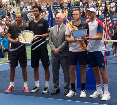 New York - 7 Eylül 2018: Polonyalı Lukasz Kubot (L), Brezilya'dan Marcelo Melo ile 2018 ABD Açık çiftler şampiyonu Jack Sock ve ABD'li Mike Bryan kupa sunumu sırasında 