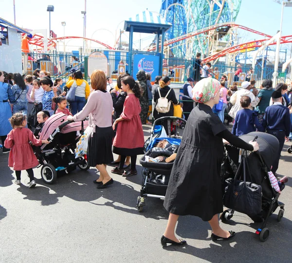 Brooklyn Nueva York Abril 2019 Familia Judía Ortodoxa Disfruta Aire — Foto de Stock