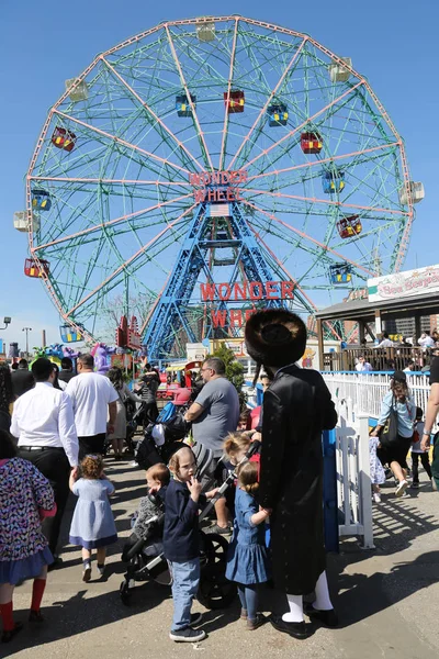 Brooklyn Nueva York Abril 2019 Familia Judía Ortodoxa Disfruta Aire —  Fotos de Stock