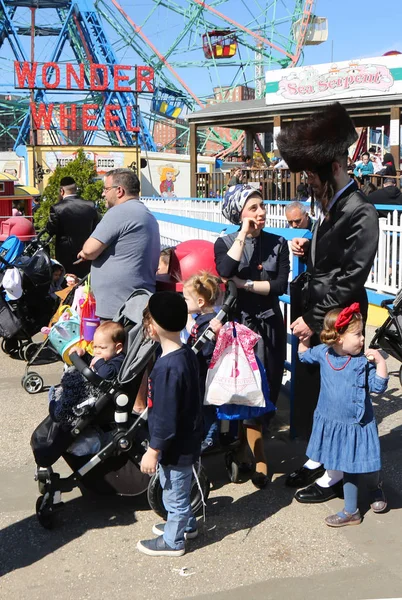 Brooklyn New York Dubna 2019 Židovská Pravoslavná Rodina Baví Venku — Stock fotografie