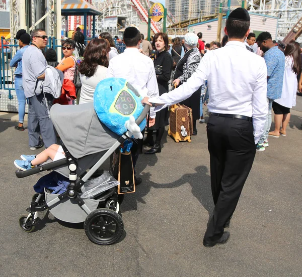 Brooklyn New York April 2019 Jewish Orthodox Family Enjoy Outdoors — Stock Photo, Image