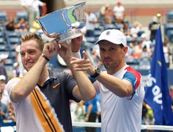 2018年9月7日 2018年美国网球公开赛男子双打冠军杰克 和美国的迈克 布莱恩在比利 金国家网球中心举行的奖杯颁奖仪式上 — 图库照片