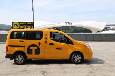 New York- 14 Mart 2019: John F. Kennedy Uluslararası Havaalanı'nda (Jfk) Eero Saarinen tarafından tasarlanan tarihi Twa Uçuş Merkezi binasının önünde New York taksi. Bir otele dönüştürüldü.