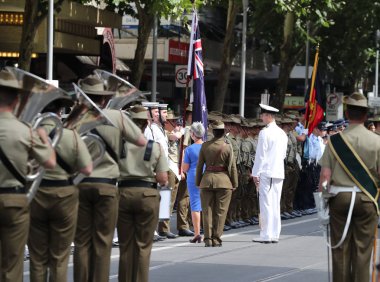 MELBOURNE, AUSTRALYA - 26 HAZİRAN 2019: Linda Dessau AC Melbourne 'da 2019 Avustralya Günü Geçit Töreni sırasında askeri muhafızları denetliyor.