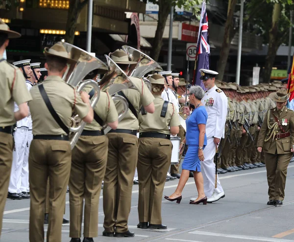 メルボルン オーストラリア 2019年1月26日 ビクトリア州知事 リンダ デッサウAcは メルボルンでの2019オーストラリアの日パレード中に軍事ガードを検査します — ストック写真