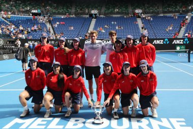 Melbourne, Avustralya - 27 Ocak 2019: Grand Slam Erkekler Çiftler şampiyonu Nicolas Mahut (L) ve Pierre-Hugues Herbert 2019 Avustralya Açık final maçı nın ardından kupa sunumu sırasında