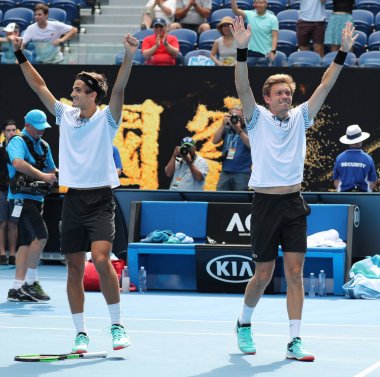 Melbourne, Avustralya - 27 Ocak 2019: Grand Slam Erkekler Çiftler şampiyonu Pierre-Hugues Herbert (L) ve Fransa'dan Nicolas Mahut, Melbourne Park'ta 2019 Avustralya Açık finalinden sonra zaferini kutluyor