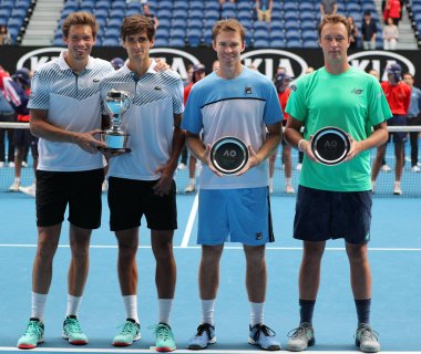 Melbourne, Avustralya - 27 Ocak 2019: Grand Slam şampiyonu Nicolas Mahut Fra, P H Herbert Fra, Henri Kontinen Fin John Peers Aus 2019 Avustralya Açık final maçı nın ardından kupa sunumu sırasında