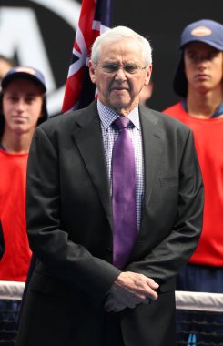 Melbourne, Avustralya - 27 Ocak 2019: Rod Laver Arena'da oynanan 2019 Avustralya Açık erkekler çiftler final maçının ardından kupa sunumu sırasında Avustralya Grand Slam şampiyonu Roy Emerson