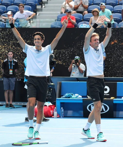 澳大利亚墨尔本 2019年1月27日 大满贯男子双打冠军皮埃尔 胡格斯 赫伯特 和法国的尼古拉斯 马胡特在墨尔本公园庆祝2019年澳大利亚网球公开赛决赛后的胜利 — 图库照片