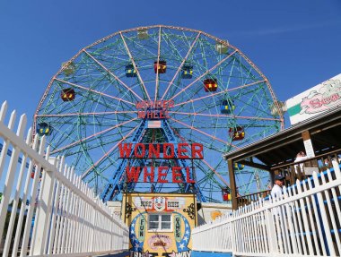 Brooklyn, New York - 23 Nisan 2019: Coney Island eğlence parkında Wonder Wheel. Deno's Wonder Wheel yüz elli ayak eksantrik dönme dolap. Bu tekerlek 1920 yılında inşa edilmiştir 