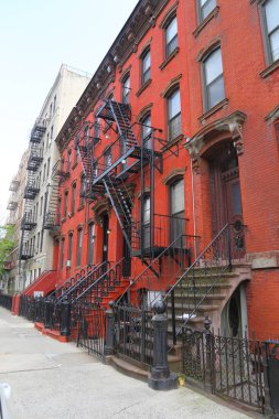 Brooklyn, New York - 2 Mayıs 2019: Brooklyn Williamsburg semtinde New York brownstones, New York