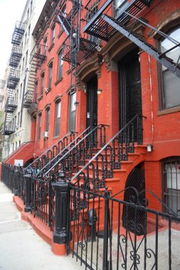 Brooklyn, New York - 2 Mayıs 2019: Brooklyn Williamsburg semtinde New York brownstones, New York