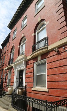 Brooklyn, New York - 2 Mayıs 2019: Brooklyn Williamsburg semtinde New York brownstones, New York