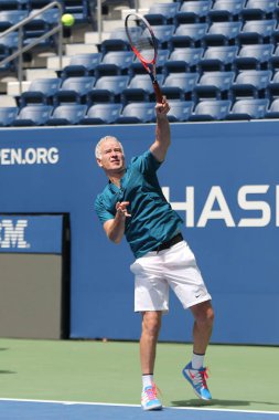 New York - 22 Ağustos 2018: Billie Jean King Ulusal Tenis Merkezi'nde yeni açılan Louis Armstrong Stadyumu'nda 2018 Abd Açık sergi maçında yedi kez Grand Slam Şampiyonu John Mcenroe iş başında