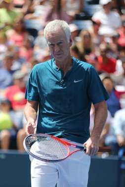 New York - 22 Ağustos 2018: Billie Jean King Ulusal Tenis Merkezi'nde yeni açılan Louis Armstrong Stadyumu'nda 2018 Abd Açık sergi maçında yedi kez Grand Slam Şampiyonu John Mcenroe iş başında