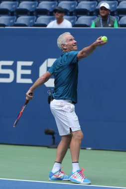 New York - 22 Ağustos 2018: Billie Jean King Ulusal Tenis Merkezi'nde yeni açılan Louis Armstrong Stadyumu'nda 2018 Abd Açık sergi maçında yedi kez Grand Slam Şampiyonu John Mcenroe iş başında