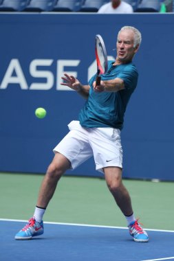 New York - 22 Ağustos 2018: Billie Jean King Ulusal Tenis Merkezi'nde yeni açılan Louis Armstrong Stadyumu'nda 2018 Abd Açık sergi maçında yedi kez Grand Slam Şampiyonu John Mcenroe iş başında