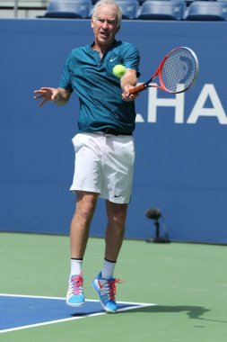 New York - 22 Ağustos 2018: Billie Jean King Ulusal Tenis Merkezi'nde yeni açılan Louis Armstrong Stadyumu'nda 2018 Abd Açık sergi maçında yedi kez Grand Slam Şampiyonu John Mcenroe iş başında