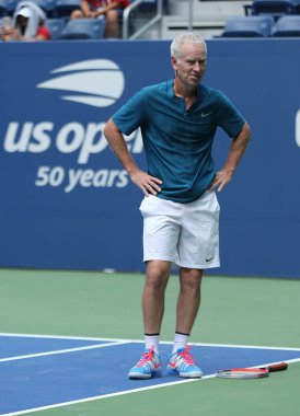 New York - 22 Ağustos 2018: Billie Jean King Ulusal Tenis Merkezi'nde yeni açılan Louis Armstrong Stadyumu'nda 2018 Abd Açık sergi maçında yedi kez Grand Slam Şampiyonu John Mcenroe iş başında