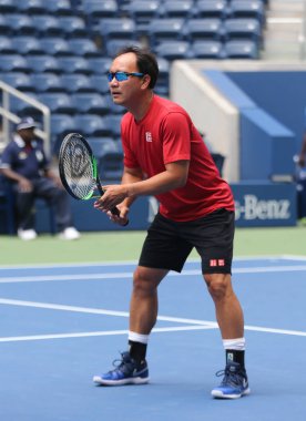 New York - 22 Ağustos 2018: Grand Slam Şampiyonu Michael Chang, Billie Jean King Ulusal Tenis Merkezi'nde yeni açılan Louis Armstrong Stadyumu'nda 2018 ABD Açık sergi maçında iş başında