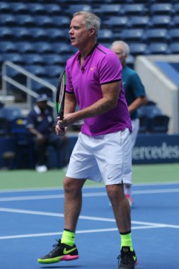 New York - 22 Ağustos 2018: National Tennis Center'da yeni açılan Louis Armstrong Stadyumu'nda 2018 ABD Açık sergi maçında ABD Davis Cup takımının eski kaptanı Patrick Mcenroe