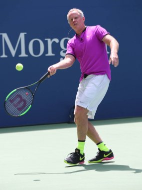 New York - 22 Ağustos 2018: National Tennis Center'da yeni açılan Louis Armstrong Stadyumu'nda 2018 ABD Açık sergi maçında ABD Davis Cup takımının eski kaptanı Patrick Mcenroe