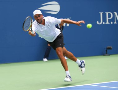 New York - 22 Ağustos 2018: National Tennis Center'da yeni açılan Louis Armstrong Stadyumu'nda 2018 Abd Açık sergi maçında amerikalı emekli profesyonel tenisçi James Blake iş başında