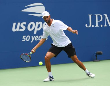 New York - 22 Ağustos 2018: National Tennis Center'da yeni açılan Louis Armstrong Stadyumu'nda 2018 Abd Açık sergi maçında amerikalı emekli profesyonel tenisçi James Blake iş başında
