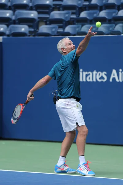 ニューヨーク 2018年8月22日 ビリー ジーン キング国立テニスセンターで新しくオープンしたルイ アームストロング スタジアムでの2018 Usオープンエキシビションマッチで7回のグランドスラムチャンピオンジョン マッケンローが活動中 — ストック写真