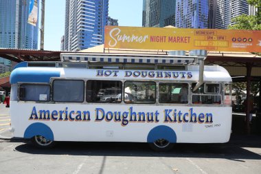 Melbourne, Avustralya - 24 Ocak 2019: Melbourne'deki Queen Victoria Market'te Amerikan Doughnut Kitchen donut standı. Güney Yarımküre'de önemli bir dönüm noktası ve en büyük açık hava pazarıdır