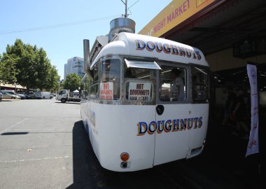Melbourne, Avustralya - 24 Ocak 2019: Melbourne'deki Queen Victoria Market'te Amerikan Doughnut Kitchen donut standı. Güney Yarımküre'de önemli bir dönüm noktası ve en büyük açık hava pazarıdır