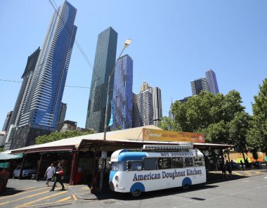 Melbourne, Avustralya - 24 Ocak 2019: Melbourne'deki Queen Victoria Market'te Amerikan Doughnut Kitchen donut standı. Güney Yarımküre'de önemli bir dönüm noktası ve en büyük açık hava pazarıdır