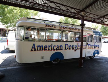 Melbourne, Avustralya - 24 Ocak 2019: Melbourne'deki Queen Victoria Market'te Amerikan Doughnut Kitchen donut standı. Güney Yarımküre'de önemli bir dönüm noktası ve en büyük açık hava pazarıdır
