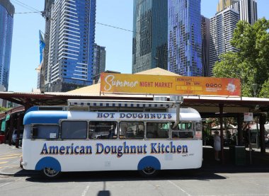 Melbourne, Avustralya - 24 Ocak 2019: Melbourne'deki Queen Victoria Market'te Amerikan Doughnut Kitchen donut standı. Güney Yarımküre'de önemli bir dönüm noktası ve en büyük açık hava pazarıdır