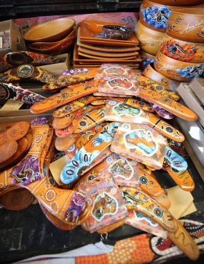 Melbourne, Avustralya - 24 Ocak 2019: Avustralya hediyelik eşyalar Melbourne'deki Queen Victoria Market'te sergileniyor. Güney Yarımküre'deki en büyük açık hava pazarı dır.