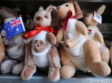Melbourne, Avustralya - 24 Ocak 2019: Avustralya hediyelik eşyalar Melbourne'deki Queen Victoria Market'te sergileniyor. Güney Yarımküre'deki en büyük açık hava pazarı dır.