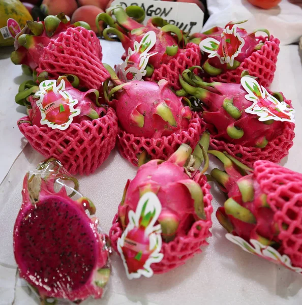 Juicy Dragon Fruit Market Stall — Stock Photo, Image