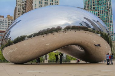 Chicago, Illinois - 11 Mayıs 2019: Millennium Park'ta Cloud Gate heykeli, Chicago