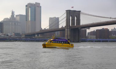 Brooklyn, New York - 2 Mayıs 2019: Brooklyn Bridge Park'tan nyc silueti ve Brooklyn Köprüsü ile Nyu Langone feribotu 