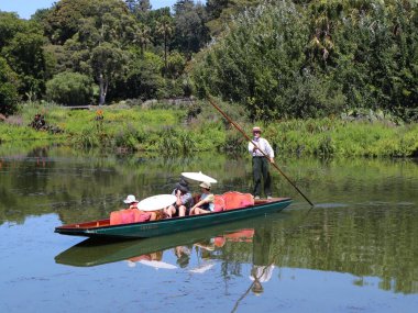 Melbourne, Avustralya - 28 Ocak 2019: Kraliyet Botanik Bahçeleri'ndeki Süs Gölü'nde Rehberli Punting Boat Tour. Kraliyet Botanik Bahçeleri 1846 yılında kurulmuştur.