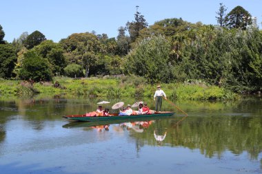 Melbourne, Avustralya - 28 Ocak 2019: Kraliyet Botanik Bahçeleri'ndeki Süs Gölü'nde Rehberli Punting Boat Tour. Kraliyet Botanik Bahçeleri 1846 yılında kurulmuştur.