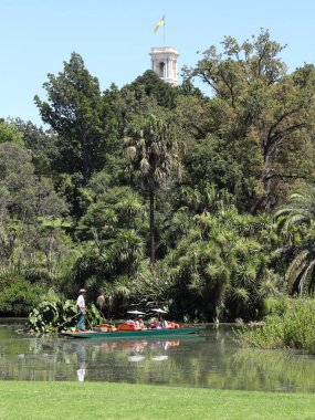 Melbourne, Avustralya - 28 Ocak 2019: Kraliyet Botanik Bahçeleri'ndeki Süs Gölü'nde Rehberli Punting Boat Tour. Kraliyet Botanik Bahçeleri 1846 yılında kurulmuştur.