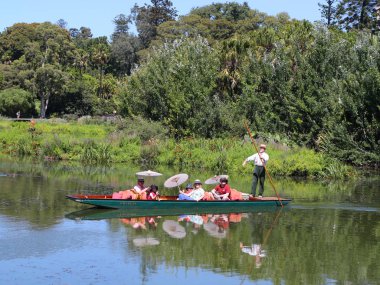 Melbourne, Avustralya - 28 Ocak 2019: Kraliyet Botanik Bahçeleri'ndeki Süs Gölü'nde Rehberli Punting Boat Tour. Kraliyet Botanik Bahçeleri 1846 yılında kurulmuştur.
